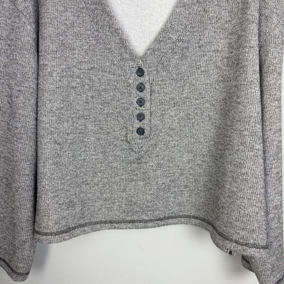 URBAN OUTFITTERS | Gray Oversized Cropped Clearwater Henley Top Women’s Size M - Picture 6 of 10